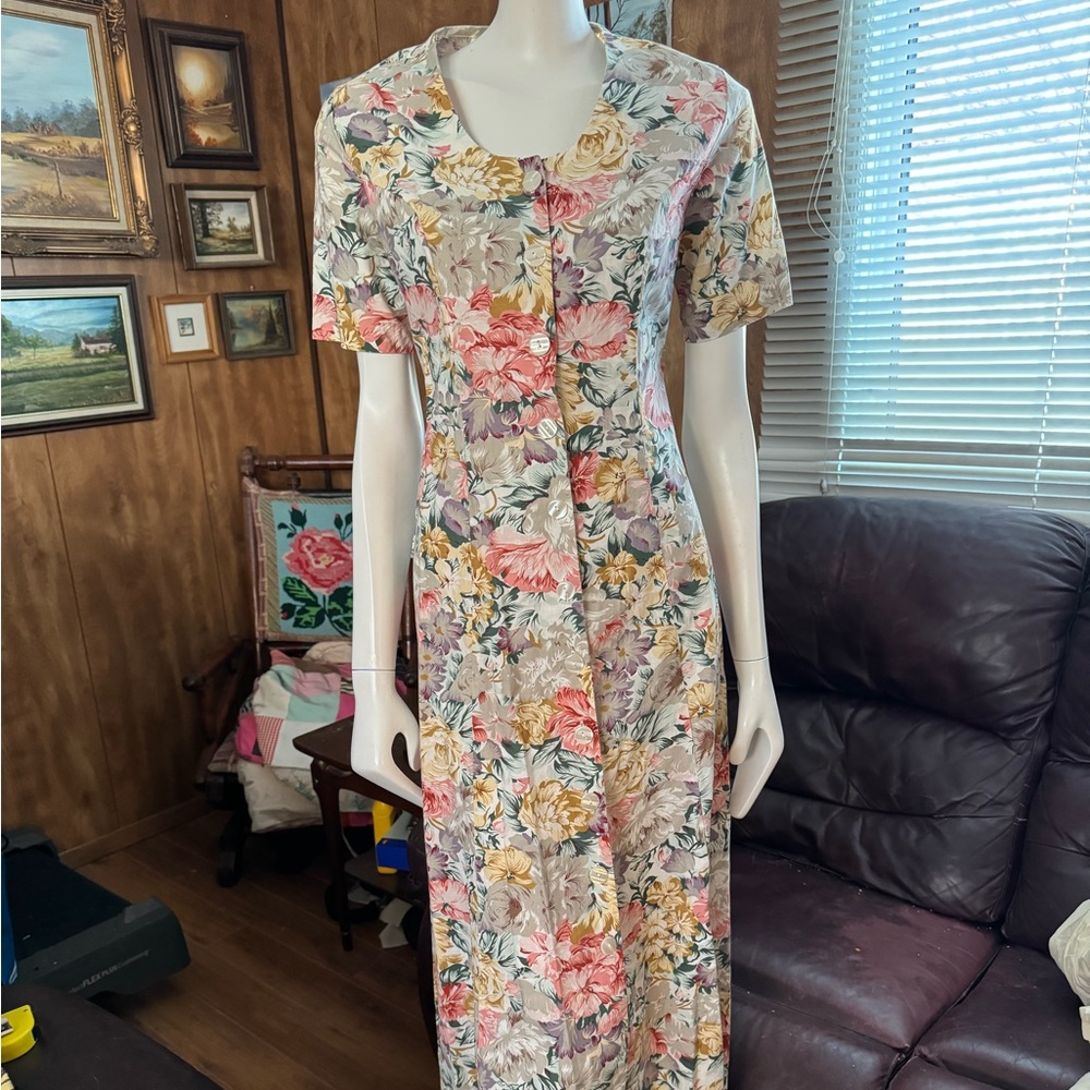 Vintage Floral Short-Sleeve Maxi Dress in Multicolor